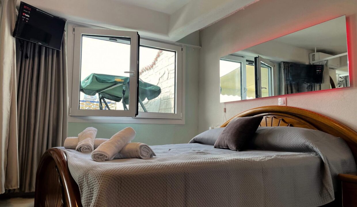 Bed_Room1_Rooftop_Loft_With_Jacuzzi_Alykes_Volos