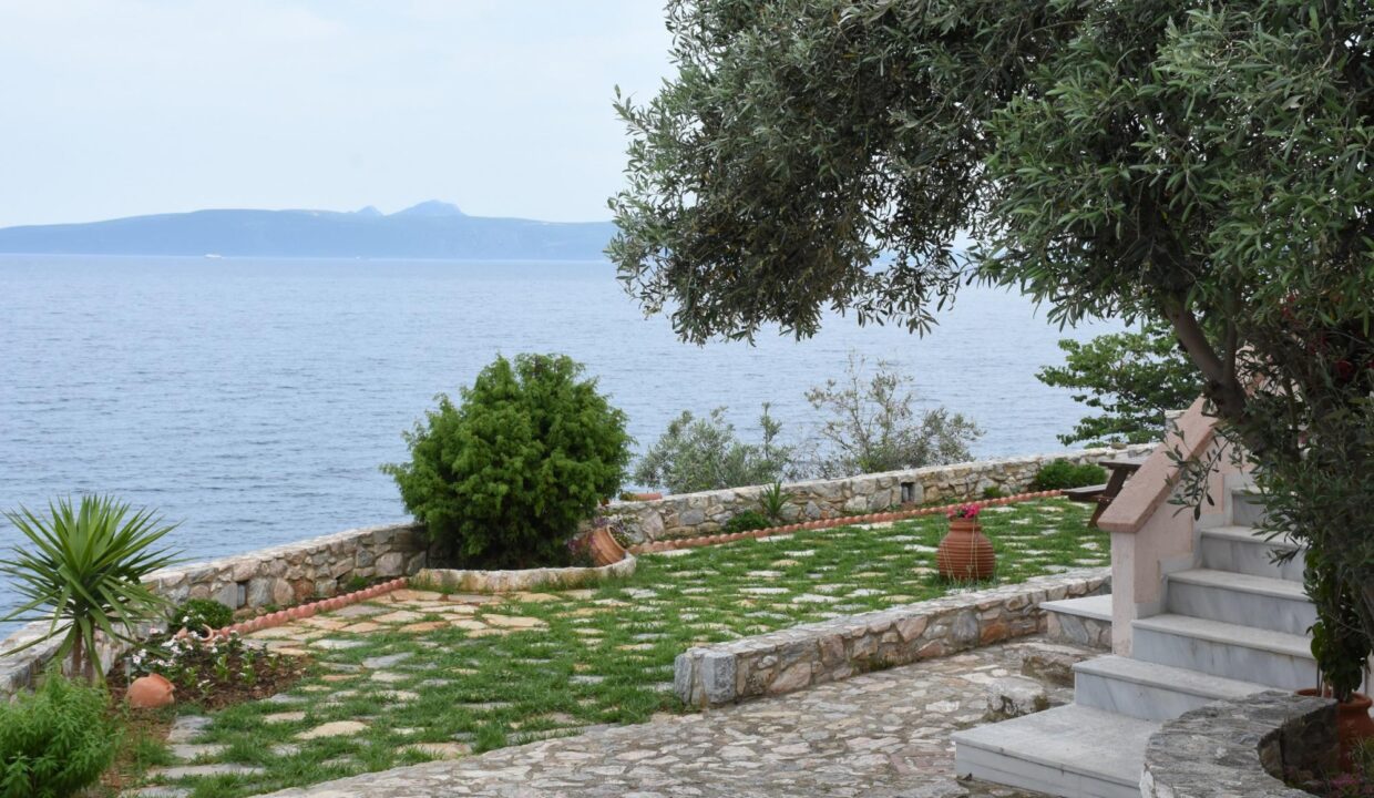 GardenView_Goddess_Aphrodite_Apartment_Nies