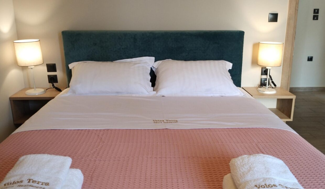 Volos_Terra_Deluxe_Bedroom2