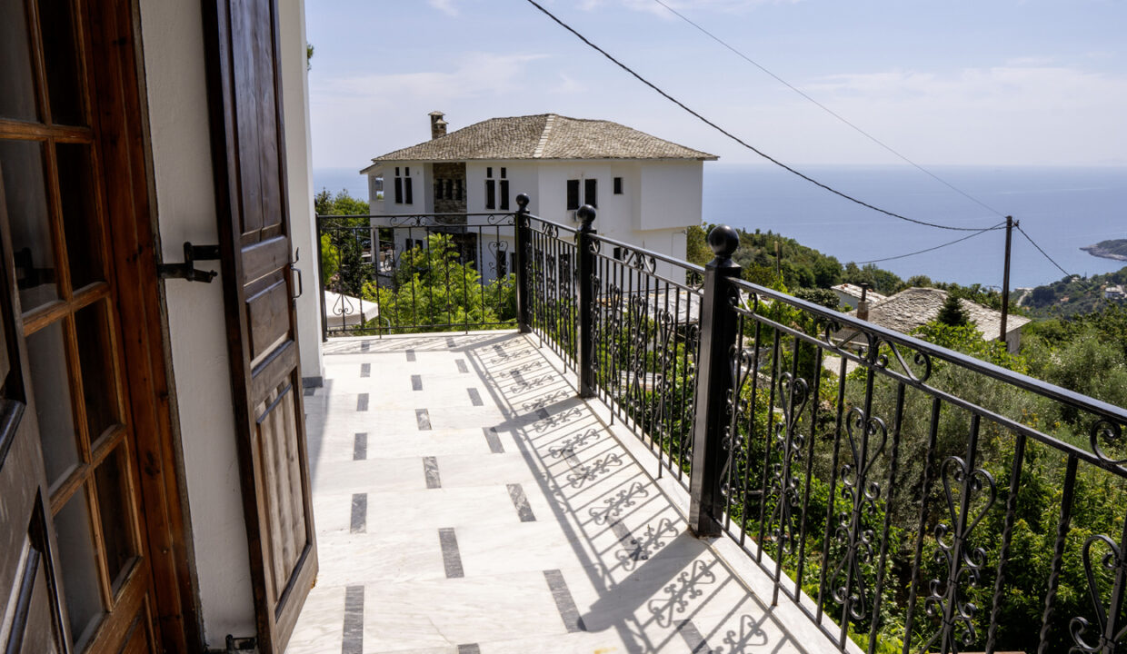 PARADEISOS_APART_13